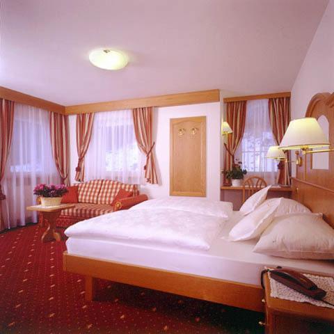 Hotel Scoiattolo Selva di Val Gardena Szoba fotó